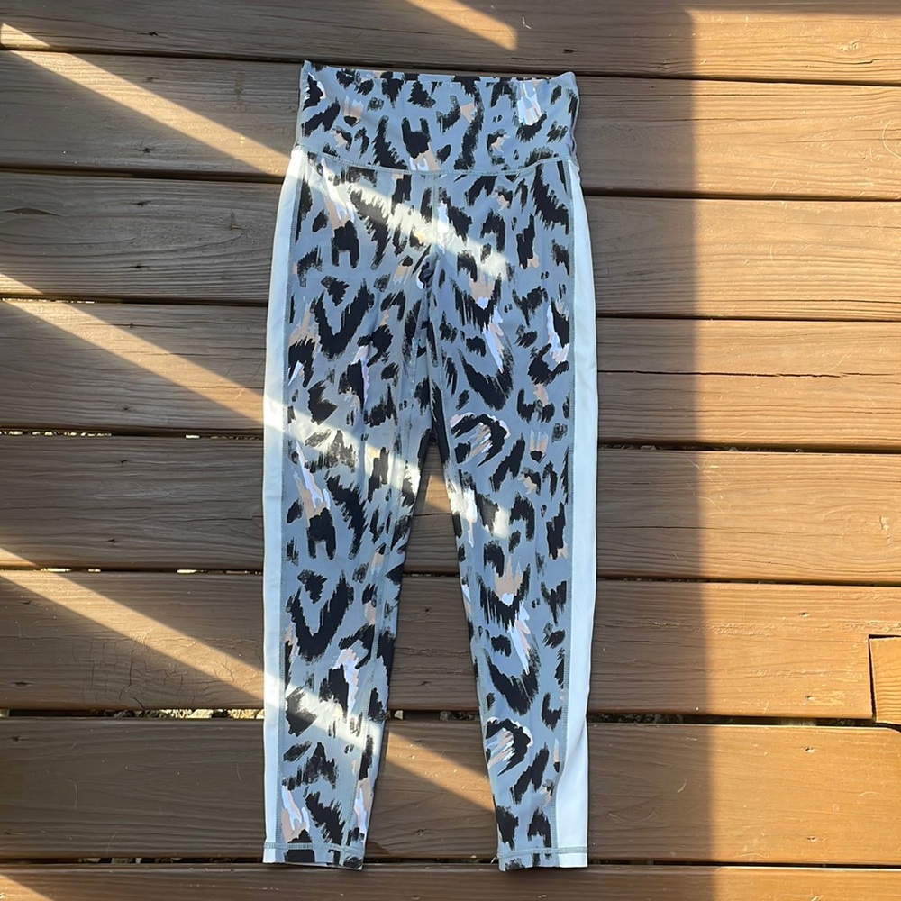 Aerie gray cheetah print active wear leggings, size medium